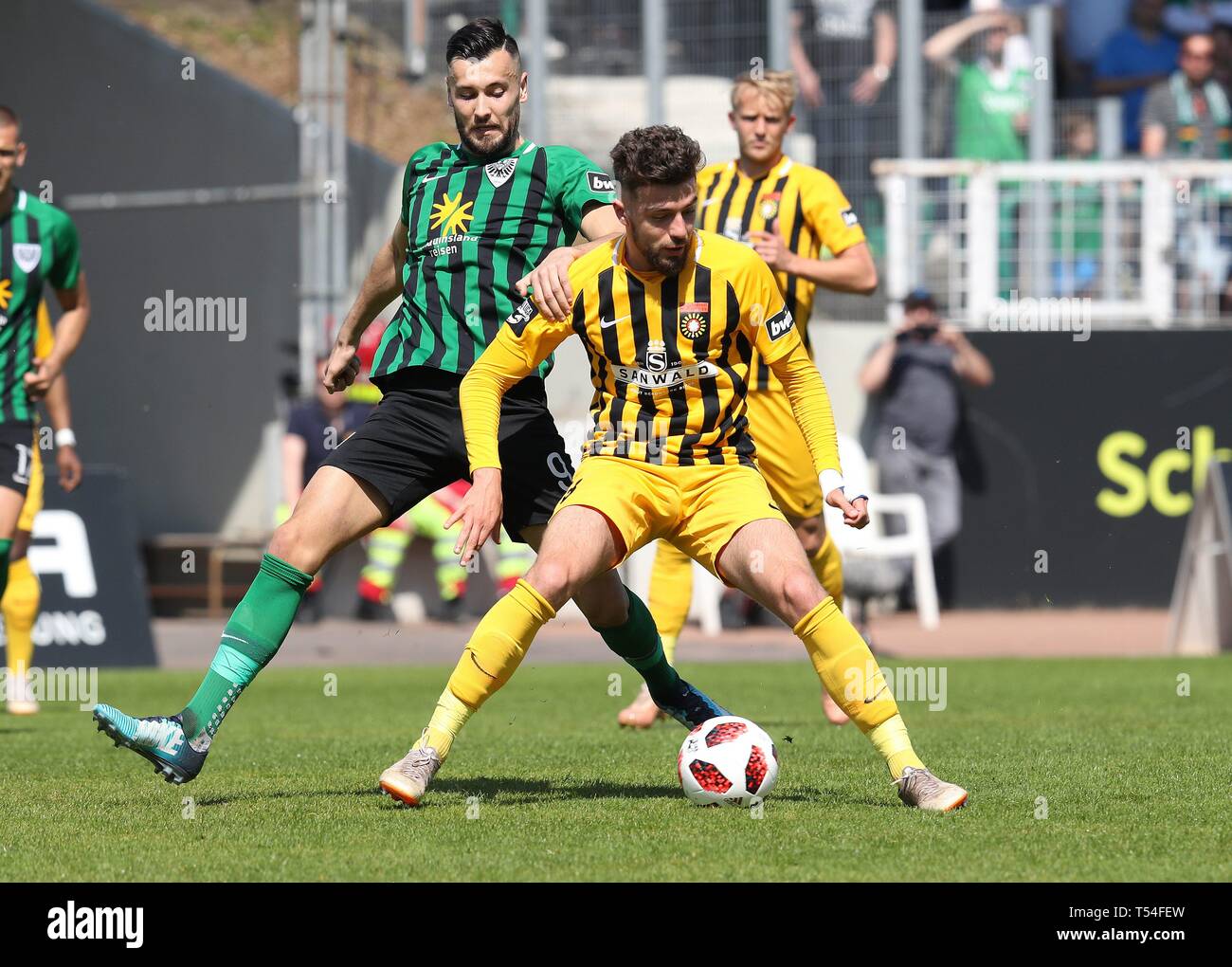 Muenster, Deutschland. 20 avr, 2019. firo : 20.04.2019, Football, 2018/2019 3.Bundesliga : SC, SCP, la Prusse La Prusse Munster Munster - SG, Grossaspach Grossaspach Rufat duels Dadashov beat Dominik Pelivan, droit d'utilisation dans le monde entier | Crédit : afp/Alamy Live News Banque D'Images