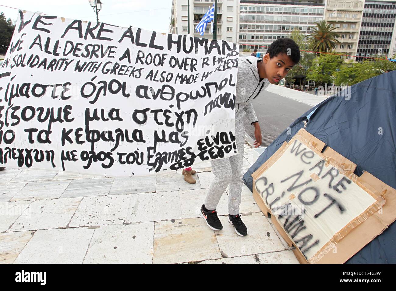 Athènes, Grèce. Apr 20, 2019. Réfugiés et d'immigrants illégaux ont campé à l'extérieur du parlement grec à la place Syntagma à Athènes.Les immigrants illégaux et les réfugiés, principalement de l'Afghanistan et l'Iraq a emménagé dans la partie supérieure de la place après leur expulsion de l'arrondissement d'Exarchia où ils étaient accroupis dans des bâtiments. Credit : ZUMA Press, Inc./Alamy Live News Banque D'Images