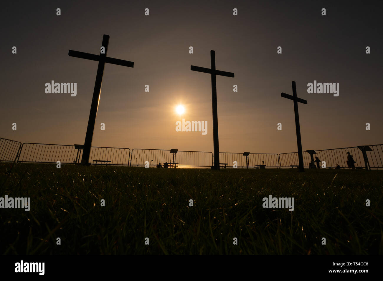 Crosby, au Royaume-Uni. Le 20 avril 2019. Le soleil se couche derrière trois croix le Samedi, Avril 20, 2019, de l'avant d'un dimanche matin de Pâques à Crosby dans le nord-ouest de l'Angleterre. Crédit : Christopher Middleton/Alamy Live News Banque D'Images