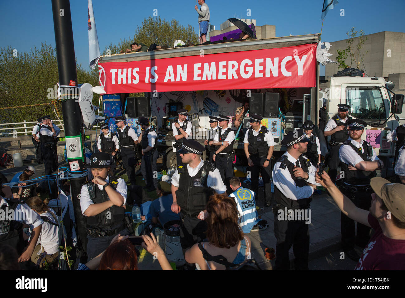 Londres, Royaume-Uni. 20 avril 2019. Un grand nombre d'agents de police se tenir autour de la scène utilisée par les militants de l'Extinction du changement climatique sur la Rébellion Waterloo Bridge, dans le cadre d'une opération pour tenter de supprimer le pont des activistes et des visiteurs. Le pont a été bloqué tout au long des six jours de la rébellion internationale appelée Extinction par la rébellion pour exiger des mesures urgentes pour combattre le changement climatique par le gouvernement britannique. Credit : Mark Kerrison/Alamy Live News Banque D'Images