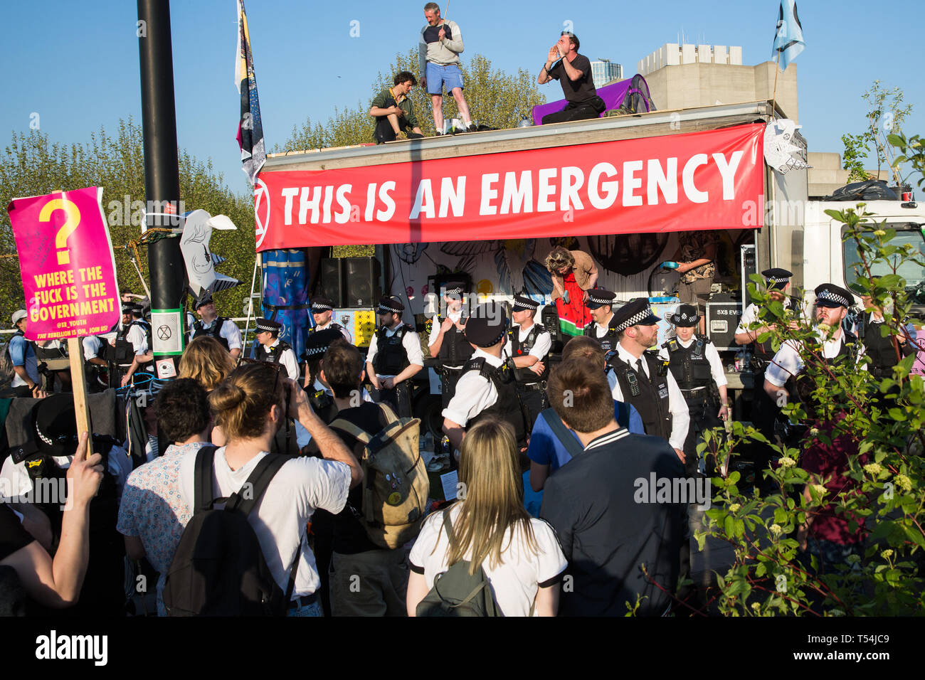 Londres, Royaume-Uni. 20 avril 2019. Un grand nombre d'agents de police se tenir autour de la scène utilisée par les militants de l'Extinction du changement climatique sur la Rébellion Waterloo Bridge, dans le cadre d'une opération pour tenter de supprimer le pont des activistes et des visiteurs. Le pont a été bloqué tout au long des six jours de la rébellion internationale appelée Extinction par la rébellion pour exiger des mesures urgentes pour combattre le changement climatique par le gouvernement britannique. Credit : Mark Kerrison/Alamy Live News Banque D'Images