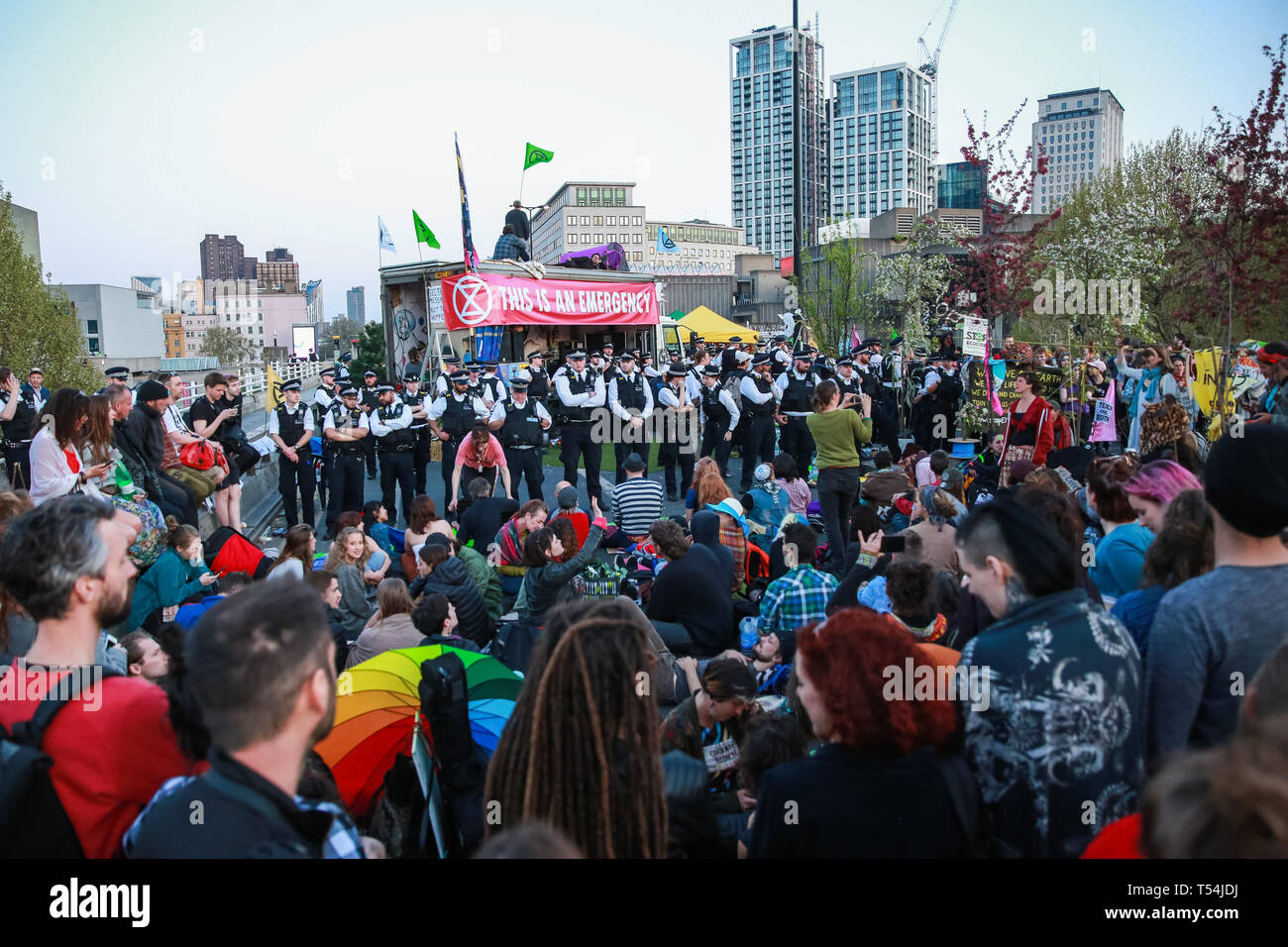 Londres, Royaume-Uni. 20 avril 2019. Un grand nombre d'agents de police se tenir autour de la scène utilisée par les militants de l'Extinction du changement climatique sur la Rébellion Waterloo Bridge, dans le cadre d'une opération pour tenter de supprimer le pont de militants et les visiteurs. Le pont a été bloqué tout au long des six jours de la rébellion internationale appelée Extinction par la rébellion pour exiger des mesures urgentes pour combattre le changement climatique par le gouvernement britannique. Credit : Mark Kerrison/Alamy Live News Banque D'Images