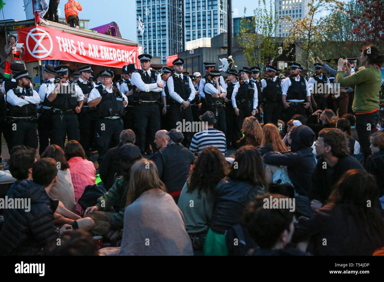 Londres, Royaume-Uni. 20 avril 2019. Un grand nombre d'agents de police se tenir autour de la scène utilisée par les militants de l'Extinction du changement climatique sur la Rébellion Waterloo Bridge, dans le cadre d'une opération pour tenter de supprimer le pont de militants et les visiteurs. Le pont a été bloqué tout au long des six jours de la rébellion internationale appelée Extinction par la rébellion pour exiger des mesures urgentes pour combattre le changement climatique par le gouvernement britannique. Credit : Mark Kerrison/Alamy Live News Banque D'Images