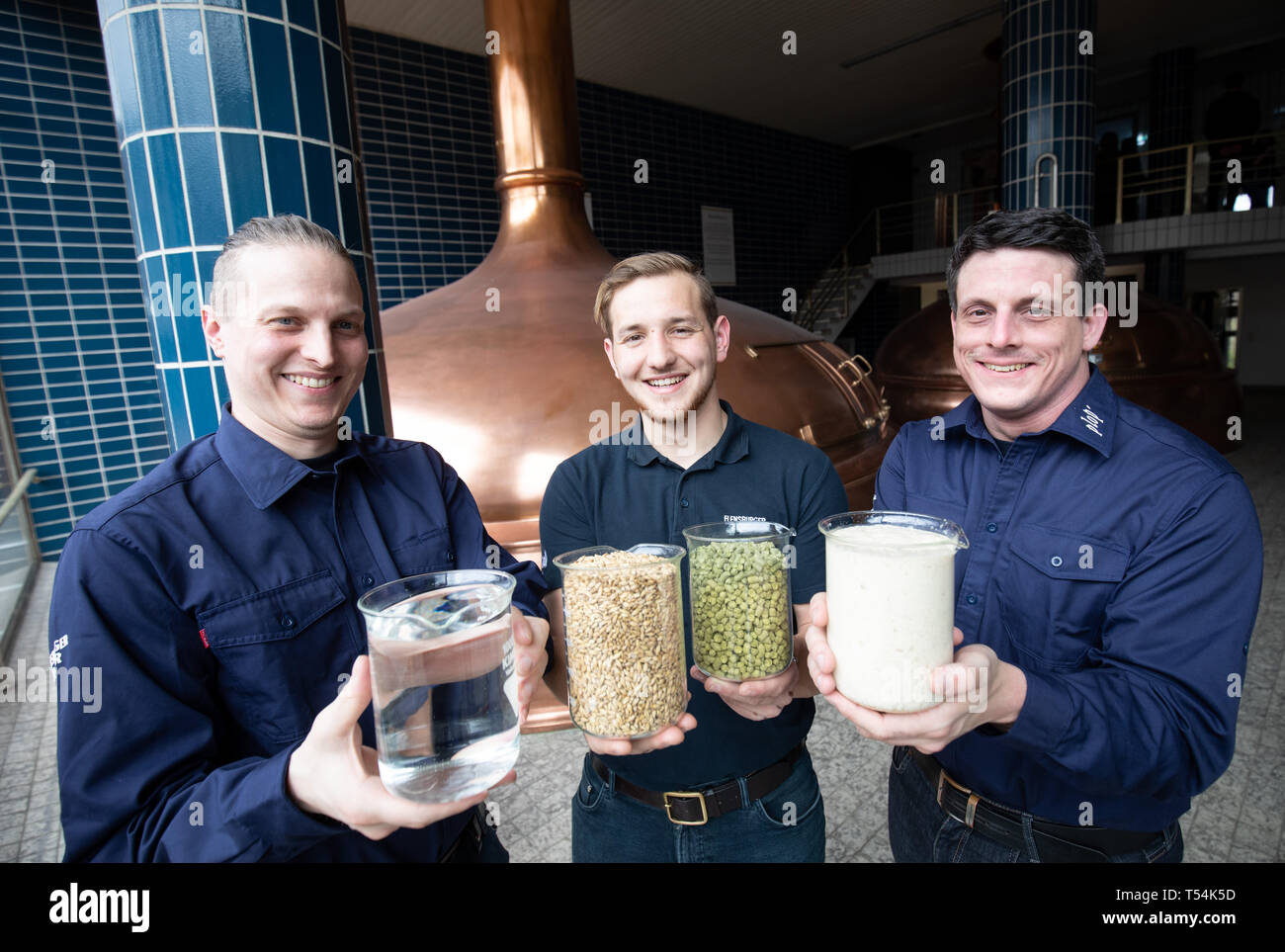 Flensburg, Allemagne. 10 avr, 2019. Les trois jeunes brasseurs maître Sebastian Krohn (l-r), Enes Erisgen Laustetter Franz et maintenir le quatre ingrédients pour la bière : l'eau (l-r), malt, houblon et levure dans le brassage de la brasserie de Flensburg. La loi de pureté allemande est l'une des plus anciennes réglementations alimentaires dans le monde et a été en vigueur pendant près de 500 ans. Le 23 avril, 1516, le soi-disant décret de l'ordre de l'État de Bavière sur la loi de pureté a été annoncé. Depuis lors le seul ingrédients autorisés dans des bières allemandes sont l'eau, le houblon, le malt et la levure. Crédit : Christian Charisius/dpa/Alamy Live News Banque D'Images