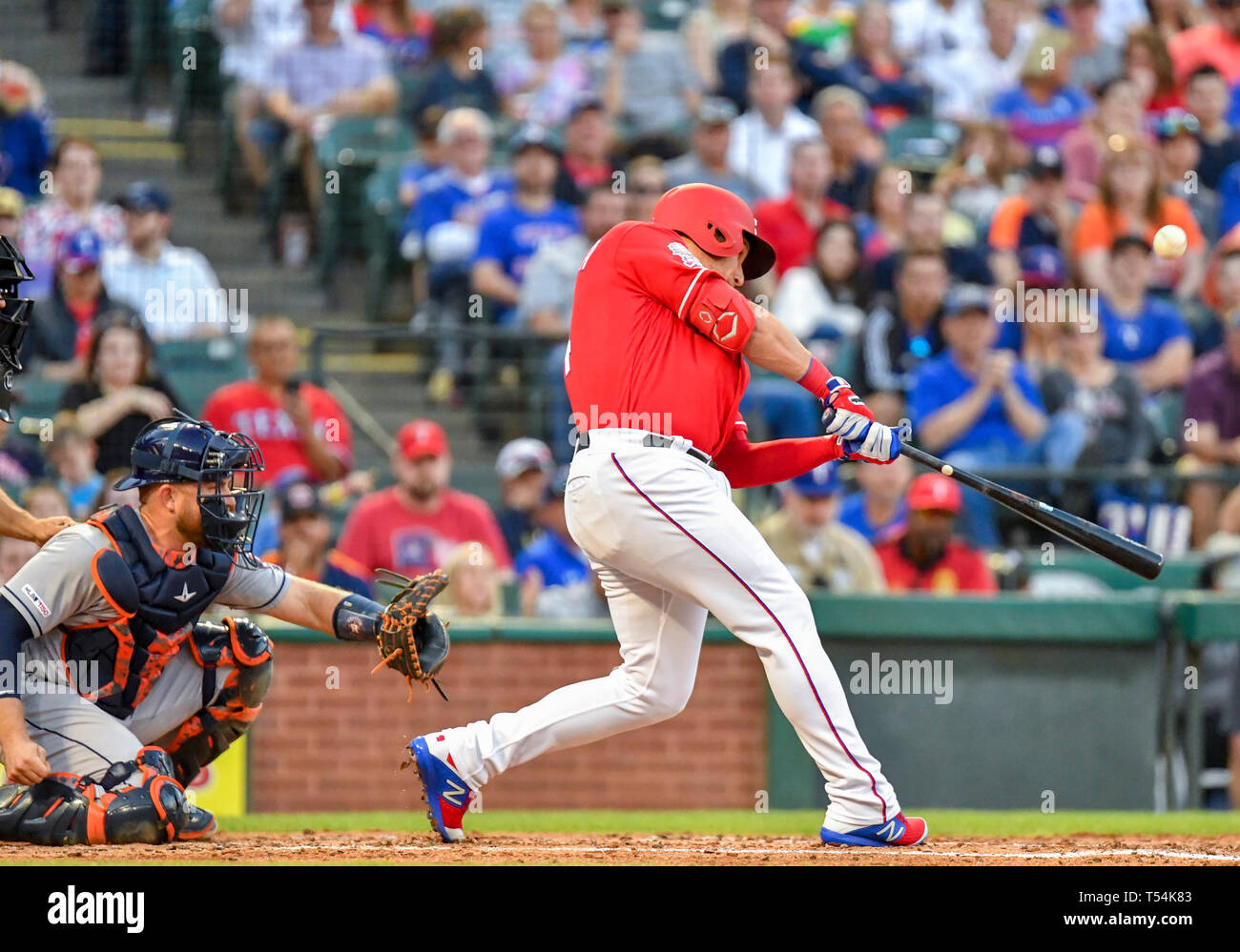 Arlington, États-Unis. Apr 20, 2019. Les Rangers du Texas de troisième but Asdrubal Cabrera # 14 hits un run 2 seul dans le fond de la troisième manche au cours d'un match entre la MLB Astros de Houston et les Texas Rangers à Globe Life Park à Arlington, TX Texas Houston défait 9-4 : Cal Crédit Sport Media/Alamy Live News Banque D'Images