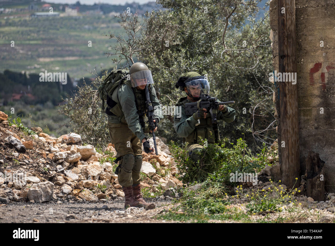 La Palestine. Apr 19, 2019. Les soldats israéliens sont vus tirer sur les manifestants lors des affrontements. Les Palestiniens se sont affrontés au cours de la démonstration de l'armée israélienne dans le village de Kafr Qaddum. Palestiniens mars chaque vendredi et samedi dans le village de Kafr Qaddum depuis 2011 en raison de la fermeture de l'une de leurs routes et la confiscation des terres par les autorités israéliennes. Ces décisions ont été prises pour étendre la colonie de Kedumim. Grâce à cette route, les Palestiniens ont été en mesure de parvenir à la principale ville de Naplouse, en 15 minutes, maintenant il faut plus de 45 minutes. Credit : SOPA Limitée/Alamy Images Liv Banque D'Images