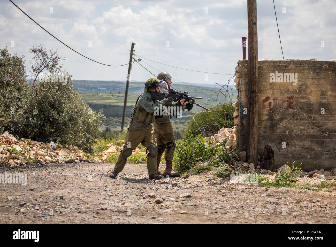 La Palestine. Apr 19, 2019. Les soldats israéliens sont vus tirer sur les manifestants lors des affrontements. Les Palestiniens se sont affrontés au cours de la démonstration de l'armée israélienne dans le village de Kafr Qaddum. Palestiniens mars chaque vendredi et samedi dans le village de Kafr Qaddum depuis 2011 en raison de la fermeture de l'une de leurs routes et la confiscation des terres par les autorités israéliennes. Ces décisions ont été prises pour étendre la colonie de Kedumim. Grâce à cette route, les Palestiniens ont été en mesure de parvenir à la principale ville de Naplouse, en 15 minutes, maintenant il faut plus de 45 minutes. Credit : SOPA Limitée/Alamy Images Liv Banque D'Images