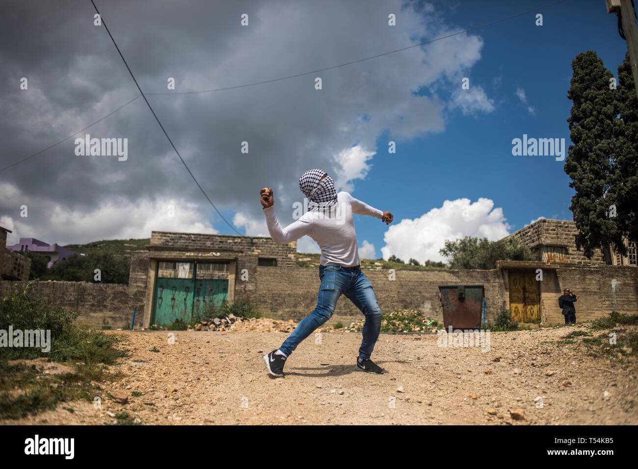 La Palestine. Apr 19, 2019. Vu Palestiniens jetant des pierres sur les forces israéliennes au cours des affrontements. Les Palestiniens se sont affrontés au cours de la démonstration de l'armée israélienne dans le village de Kafr Qaddum. Palestiniens mars chaque vendredi et samedi dans le village de Kafr Qaddum depuis 2011 en raison de la fermeture de l'une de leurs routes et la confiscation des terres par les autorités israéliennes. Ces décisions ont été prises pour étendre la colonie de Kedumim. Grâce à cette route, les Palestiniens ont été en mesure de parvenir à la principale ville de Naplouse, en 15 minutes, maintenant il faut plus de 45 minutes. Credit : SOPA Images Limited/Ala Banque D'Images