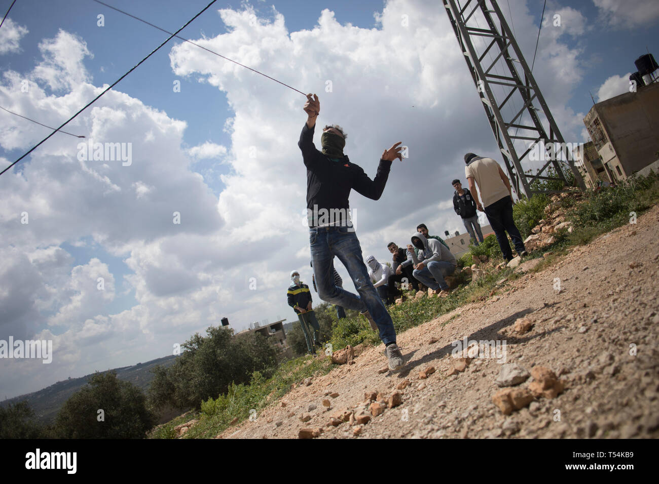 La Palestine. Apr 19, 2019. Vu Palestiniens jetant des pierres sur les forces israéliennes au cours des affrontements. Les Palestiniens se sont affrontés au cours de la démonstration de l'armée israélienne dans le village de Kafr Qaddum. Palestiniens mars chaque vendredi et samedi dans le village de Kafr Qaddum depuis 2011 en raison de la fermeture de l'une de leurs routes et la confiscation des terres par les autorités israéliennes. Ces décisions ont été prises pour étendre la colonie de Kedumim. Grâce à cette route, les Palestiniens ont été en mesure de parvenir à la principale ville de Naplouse, en 15 minutes, maintenant il faut plus de 45 minutes. Credit : SOPA Images Limited/Ala Banque D'Images