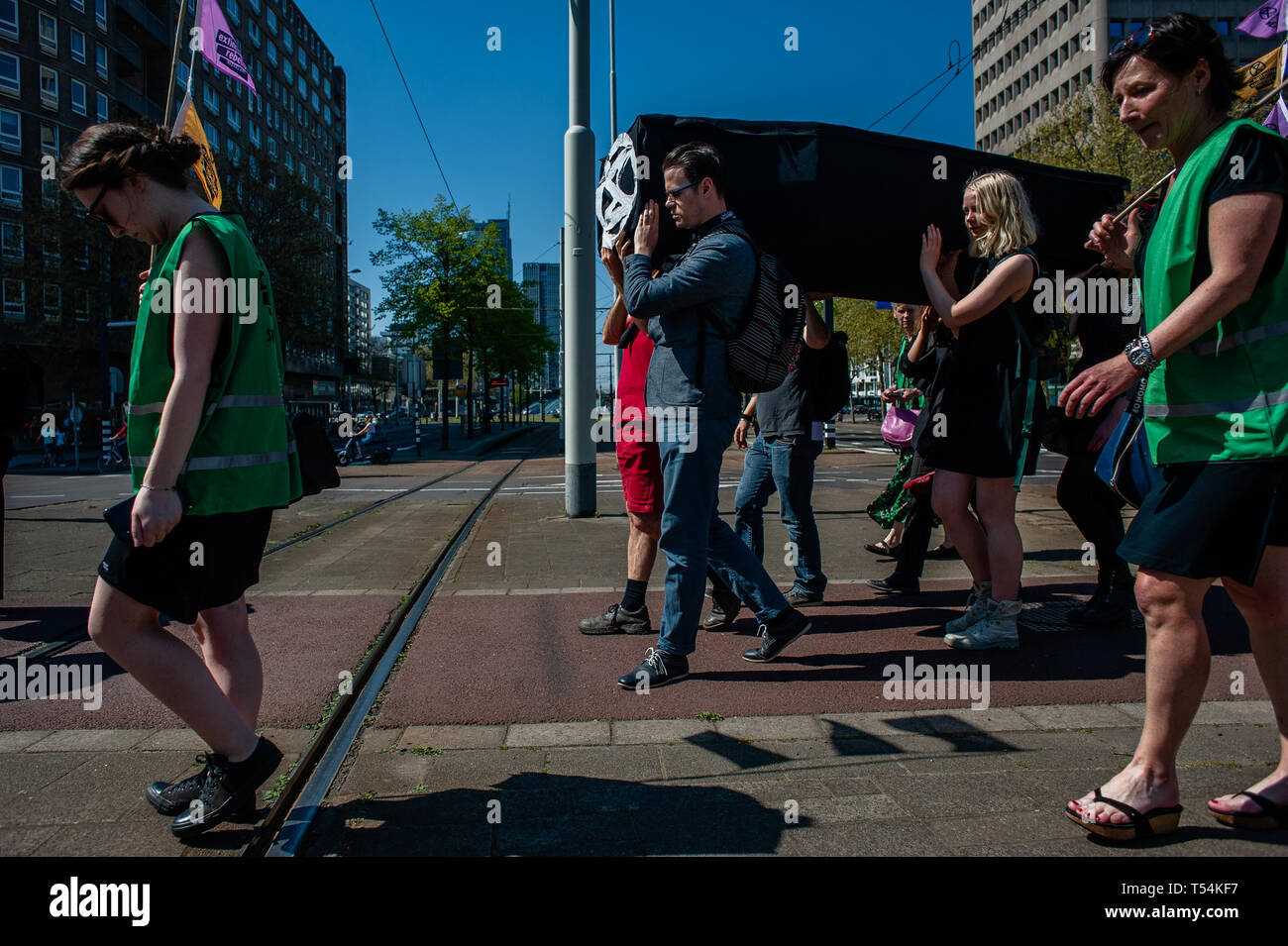 Rotterdam, Pays-Bas. Apr 20, 2019. Un groupe de militants sont vus portant un cercueil lors de la manifestation. Un cortège funéraire a été réalisée par le mouvement international, l'extinction de rébellion à Rotterdam. Avec cette action, le mouvement est exigeant le gouvernement néerlandais à déclarer une loi d'urgence climatique sur l'élaboration d'un plan Delta Climat pour Rotterdam, un bilan net de zéro émission de CO2 en 2025, y compris le Port de Rotterdam. Credit : SOPA/Alamy Images Limited Live News Banque D'Images