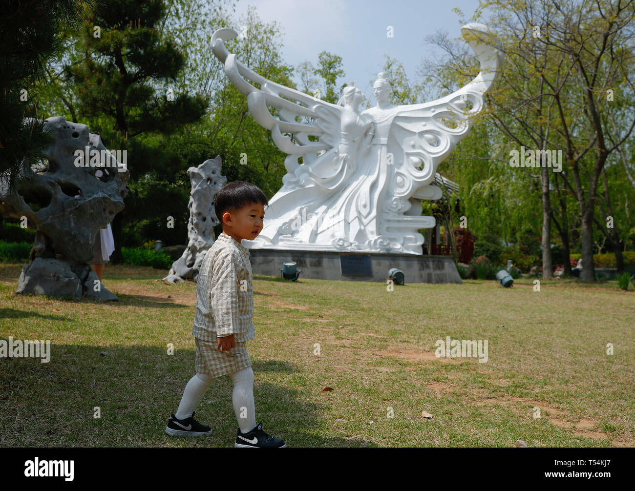 , Suncheon Corée du Sud. Apr 20, 2019. Personnes visitent le jardin chinois à la baie de Suncheon Suncheon dans le Jardin National, de Corée du Sud, le 20 avril 2019. La baie de Suncheon Jardin National, situé dans le sud de la Corée du Sud de la ville, est l'hébergement de Suncheon place de la baie de Suncheon Garden Expo 2013. Credit : Wang Jingqiang/Xinhua/Alamy Live News Banque D'Images