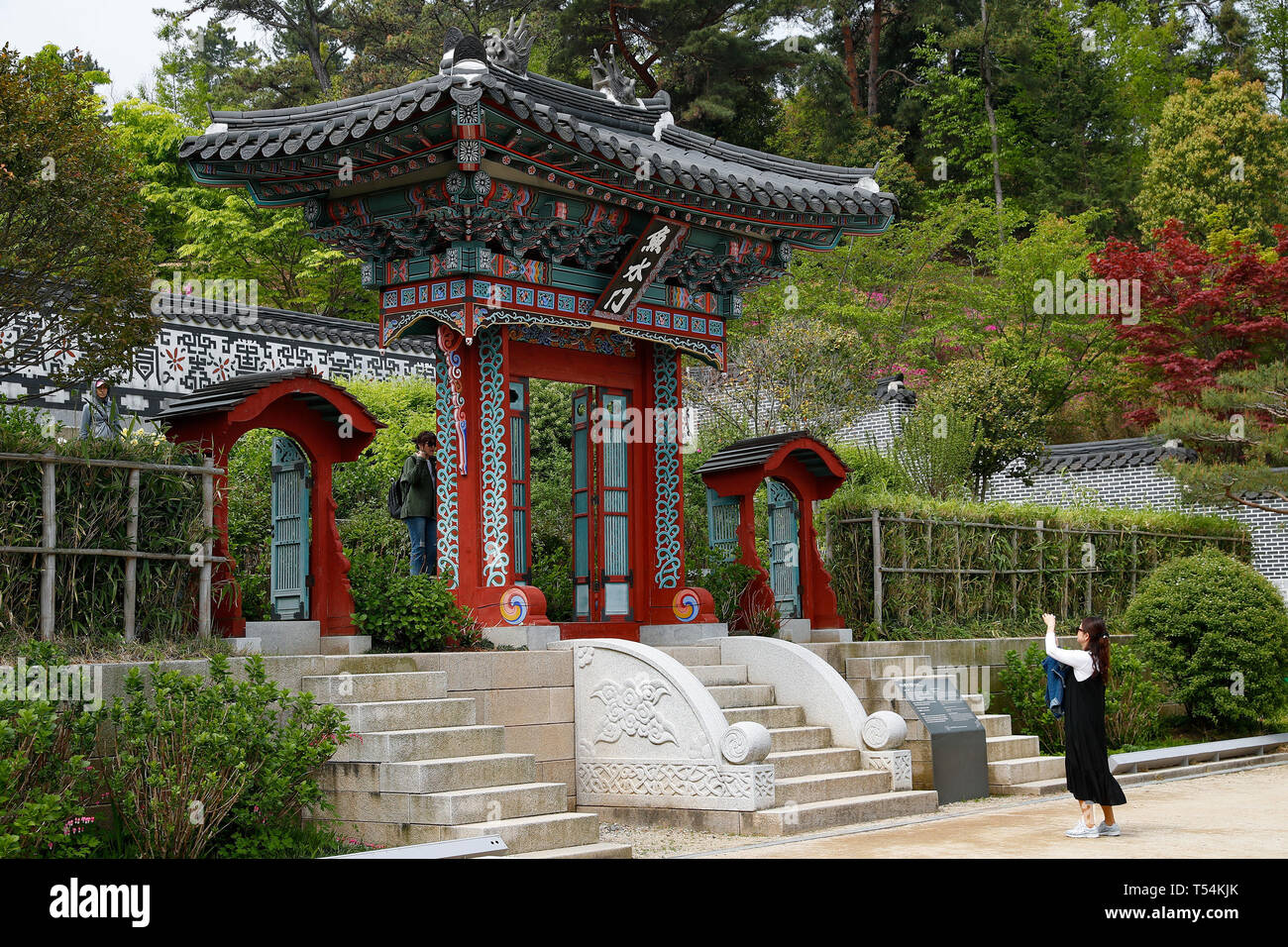 , Suncheon Corée du Sud. Apr 20, 2019. Personnes visitent le Jardin coréen à la baie de Suncheon Suncheon dans le Jardin National, de Corée du Sud, le 20 avril 2019. La baie de Suncheon Jardin National, situé dans le sud de la Corée du Sud de la ville, est l'hébergement de Suncheon place de la baie de Suncheon Garden Expo 2013. Credit : Wang Jingqiang/Xinhua/Alamy Live News Banque D'Images