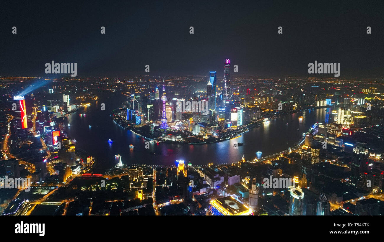 Shanghai. Apr 15, 2017. Photo aérienne prise le 15 avril 2017 montre une vue de la nuit de Shanghai, est de la Chine. Comme le centre financier de la Chine, Shanghai est un bon exemple de l'énormes changements qui ont eu lieu en Chine depuis la réforme et l'ouverture. Credit : Ding Ting/Xinhua/Alamy Live News Banque D'Images