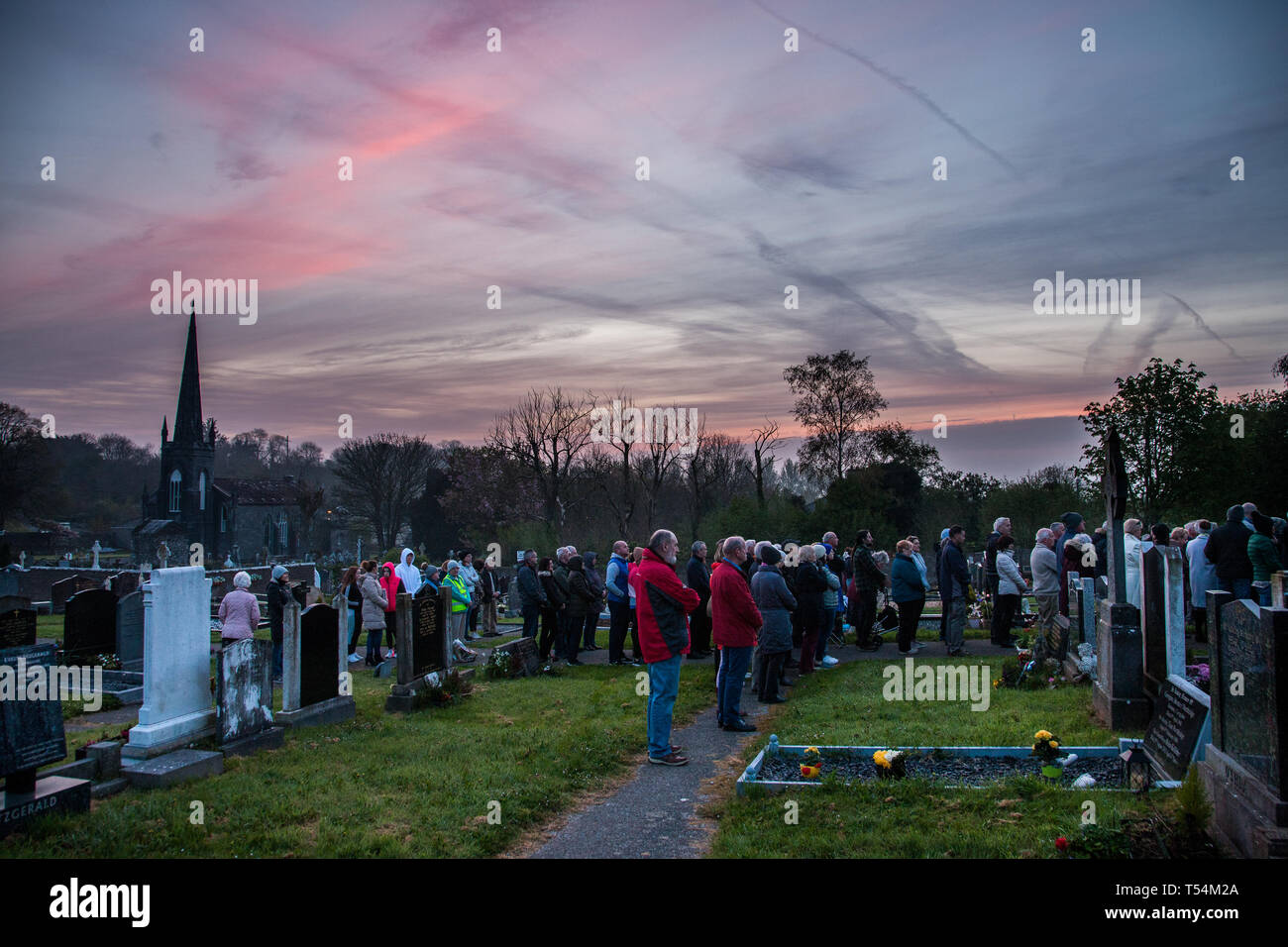 Carrigaline, Cork, Irlande, le 21 avril, 2019. Pour la première fois, un dimanche de Pâques messe de la résurrection, a été célébré avant l'aube par Fr. Pat Fogarty P.P. et détenus dans le cimetière local à Carrigaline Co., Cork, Irlande. Crédit : David Creedon/Alamy Live News Banque D'Images