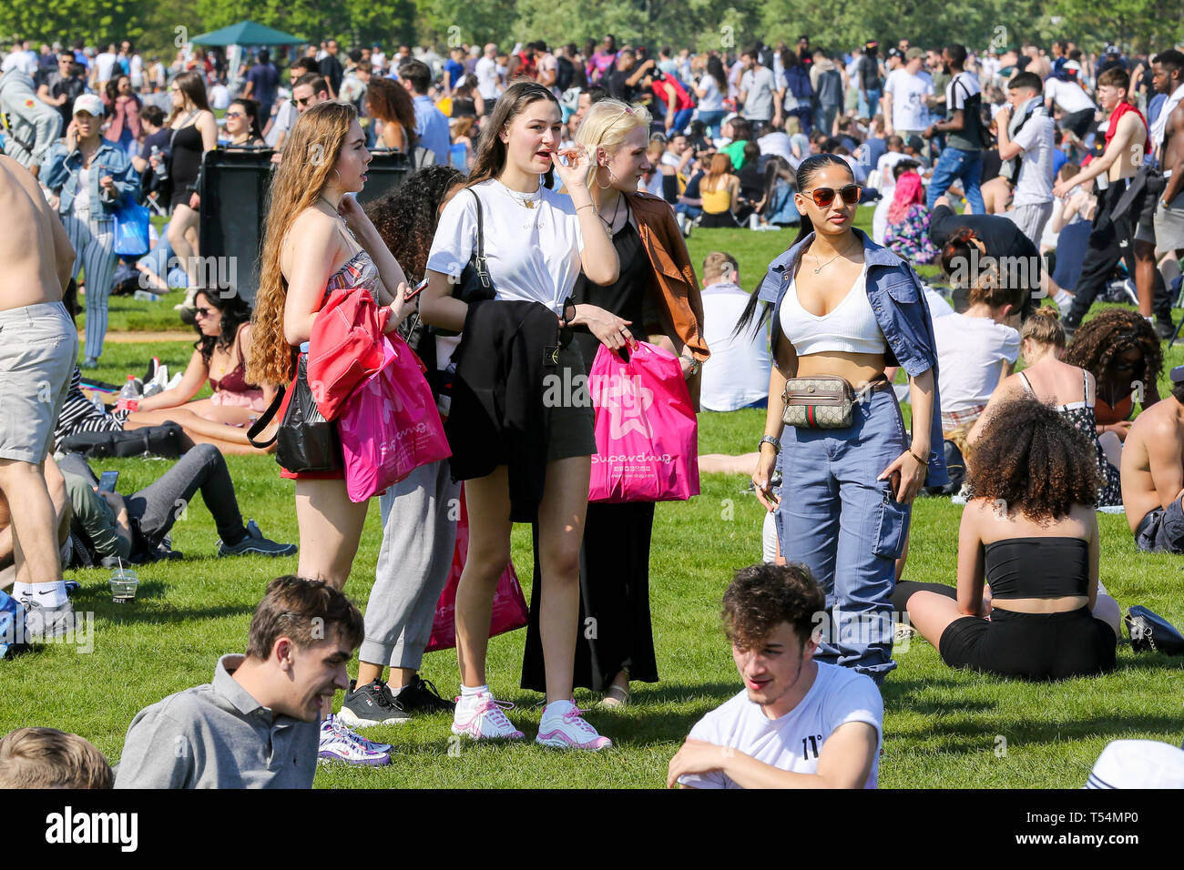 Hyde Park, London, UK, 20 avril 2019 - Des dizaines de milliers de fêtards recueillir à fumer du cannabis dans la région de Hyde Park sans avoir été arrêté par la police dans le cadre de '4/20 jour', une Journée internationale de lutte contre les mauvaises herbes non officiel événement qui a lieu chaque année le 20 avril. Les participants demandent au gouvernement de dépénaliser la drogue de classe B et de sensibilisation sur la drogue. Credit : Dinendra Haria/Alamy Live News Banque D'Images