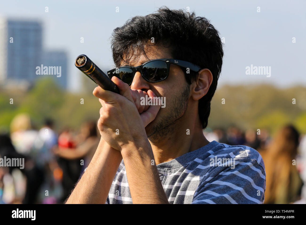 Hyde Park, London, UK, 20 avril 2019 - Des dizaines de milliers de fêtards recueillir à fumer du cannabis dans la région de Hyde Park sans avoir été arrêté par la police dans le cadre de '4/20 jour', une Journée internationale de lutte contre les mauvaises herbes non officiel événement qui a lieu chaque année le 20 avril. Les participants demandent au gouvernement de dépénaliser la drogue de classe B et de sensibilisation sur la drogue. Credit : Dinendra Haria/Alamy Live News Banque D'Images