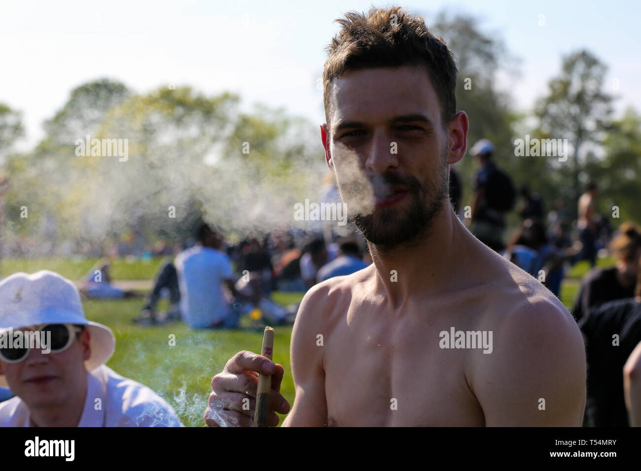 Hyde Park, London, UK, 20 avril 2019 - Des dizaines de milliers de fêtards recueillir à fumer du cannabis dans la région de Hyde Park sans avoir été arrêté par la police dans le cadre de '4/20 jour', une Journée internationale de lutte contre les mauvaises herbes non officiel événement qui a lieu chaque année le 20 avril. Les participants demandent au gouvernement de dépénaliser la drogue de classe B et de sensibilisation sur la drogue. Credit : Dinendra Haria/Alamy Live News Banque D'Images