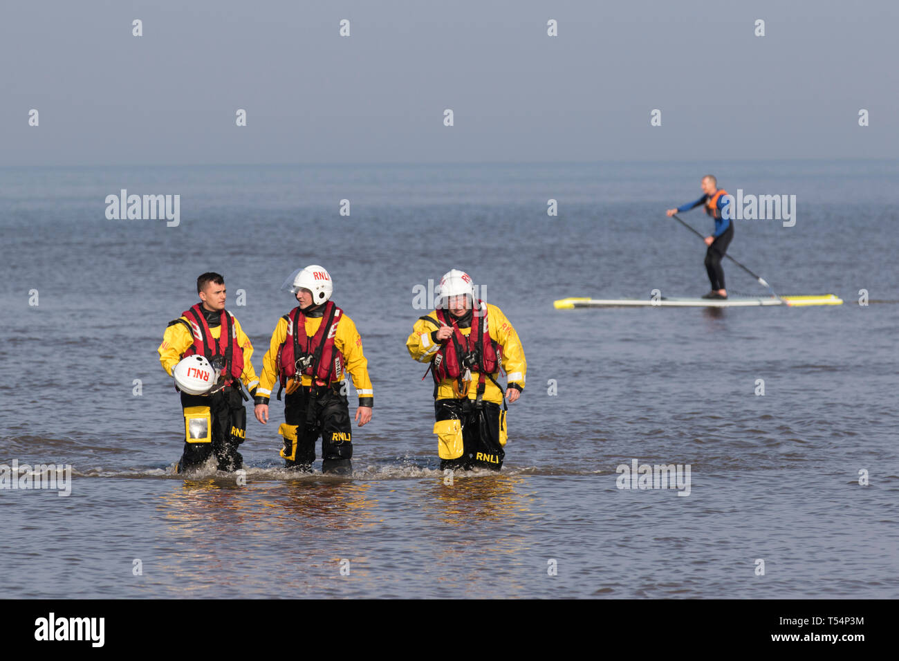 Blackpool, Lancashire. 21 avril 2019. Météo britannique. Début de journée ensoleillé lumineux sur la côte que les gens prennent à la promenade du front de mer pour un exercice léger et pour profiter de la brise de mer sur ce qui est prévu pour être le jour le plus chaud des vacances de Pâques. Les sauveteurs et les équipages des canots de sauvetage unissent leurs forces dans des exercices d'entraînement au point chaud local. Banque D'Images