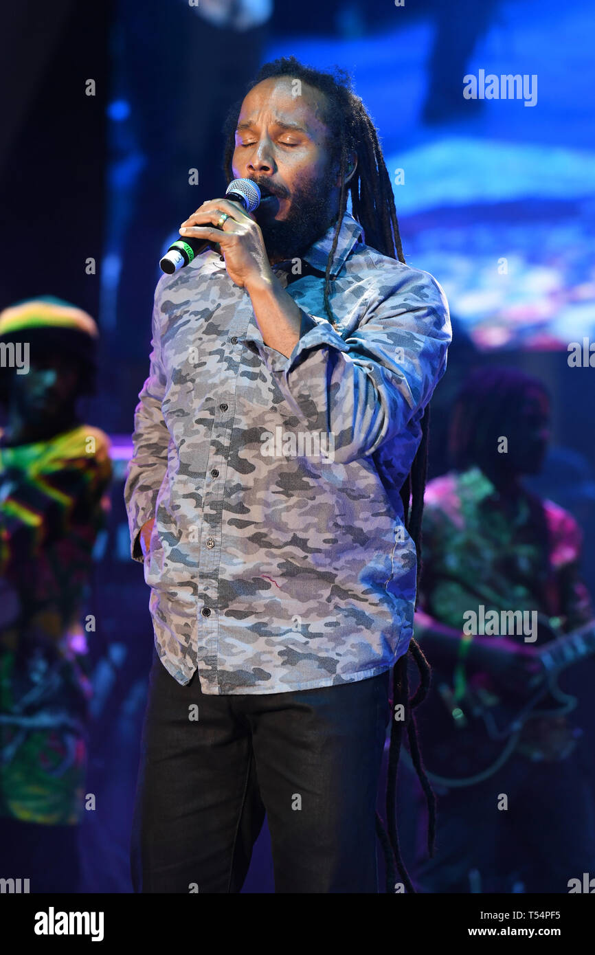 Miami en Floride, USA. Apr 20, 2019. Ziggy Marley, Julian Marley, Stephen Marley, Damian Marley et Ky-Mani Marley effectuer pendant la Kaya Music Festival à Bayfront Park Amphitheater le 20 avril 2019 à Miami, en Floride. Credit : Mpi04/media/Alamy Punch Live News Banque D'Images