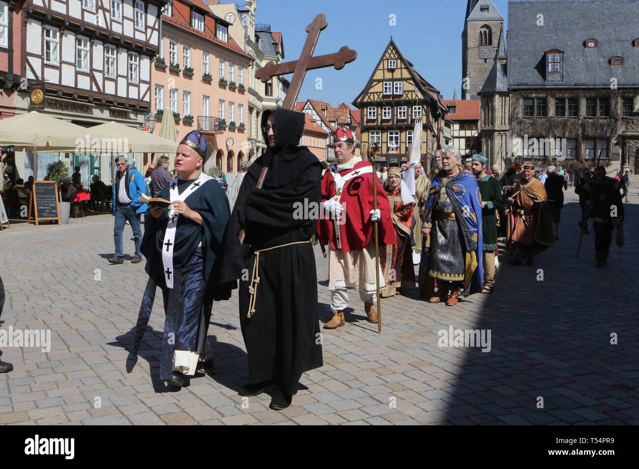 Quedlinburg, Allemagne. Apr 21, 2019. Acteurs en costumes historiques des familles dirigeantes allemandes à pied à travers la ville. L 'Kaiserfrühling" a été ouverte par une magnifique procession de Pâques. C'est un traditionnel rappel des assemblées impériales documentés historiquement dans la ville. Quedlinburg célèbre le 1100e anniversaire de la déclaration d'Henri I d'être le premier roi allemand. Les fêtes de fin d'année se fête avec de nombreuses animations sur le thème. Credit : Matthias Bein/dpa-Zentralbild/ZB/dpa/Alamy Live News Banque D'Images