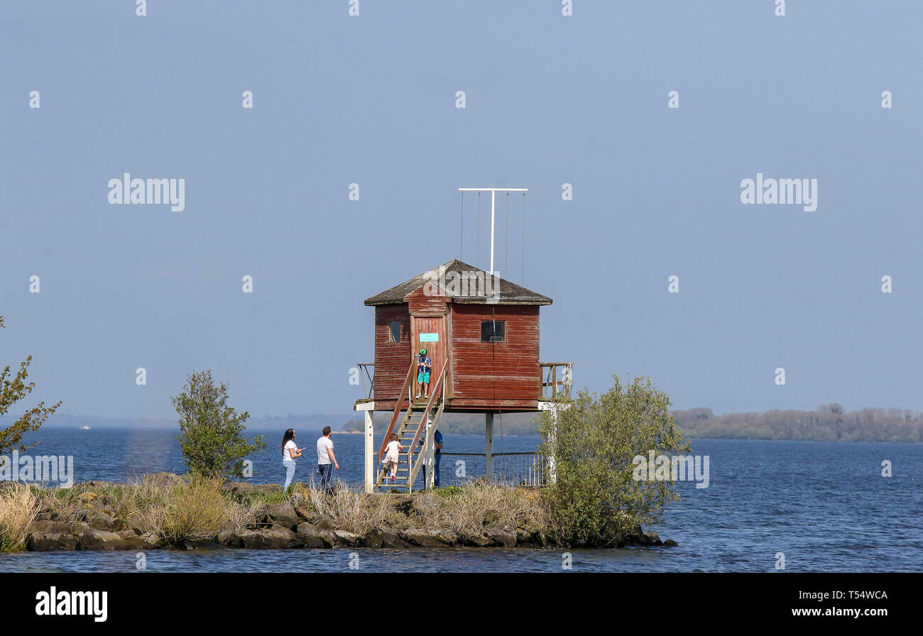 Lough Neagh, County Armagh, en Irlande du Nord. Apr 21, 2019. Royaume-uni - un très beau et agréable journée a fait le dimanche de Pâques un jour d'être dehors et de profiter du beau temps pour cette période de l'année. En dépit de la brise du sud, les températures ont atteint 21°C dans certaines régions de l'Irlande du Nord. Sjy bleu sur le Lough Neagh. Crédit : David Hunter/Alamy Live News. Banque D'Images