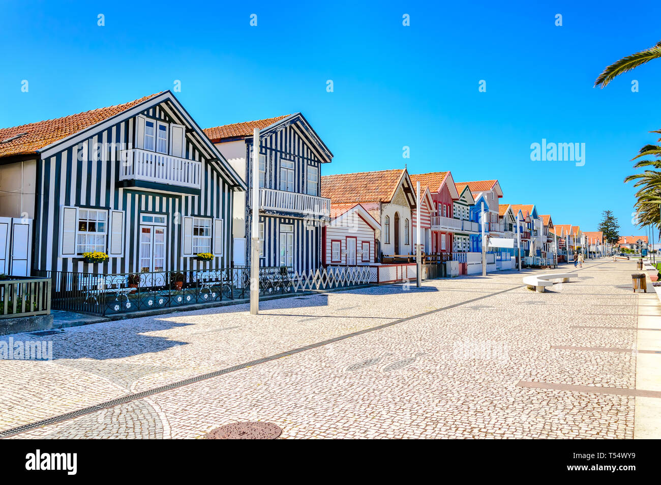 Costa Nova, Portugal : maisons appelées Palheiros à rayures colorées de rouge, de bleu et de bandes vertes. Costa Nova do Prado est un village beach resort sur l'Atla Banque D'Images