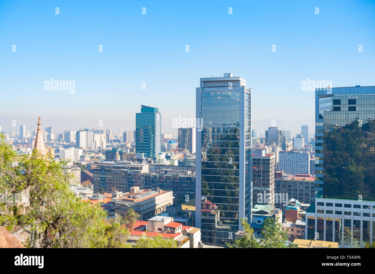 La ville moderne de Santiago au Chili, du point de vue surplombant le centre-ville centre commercial. Banque D'Images