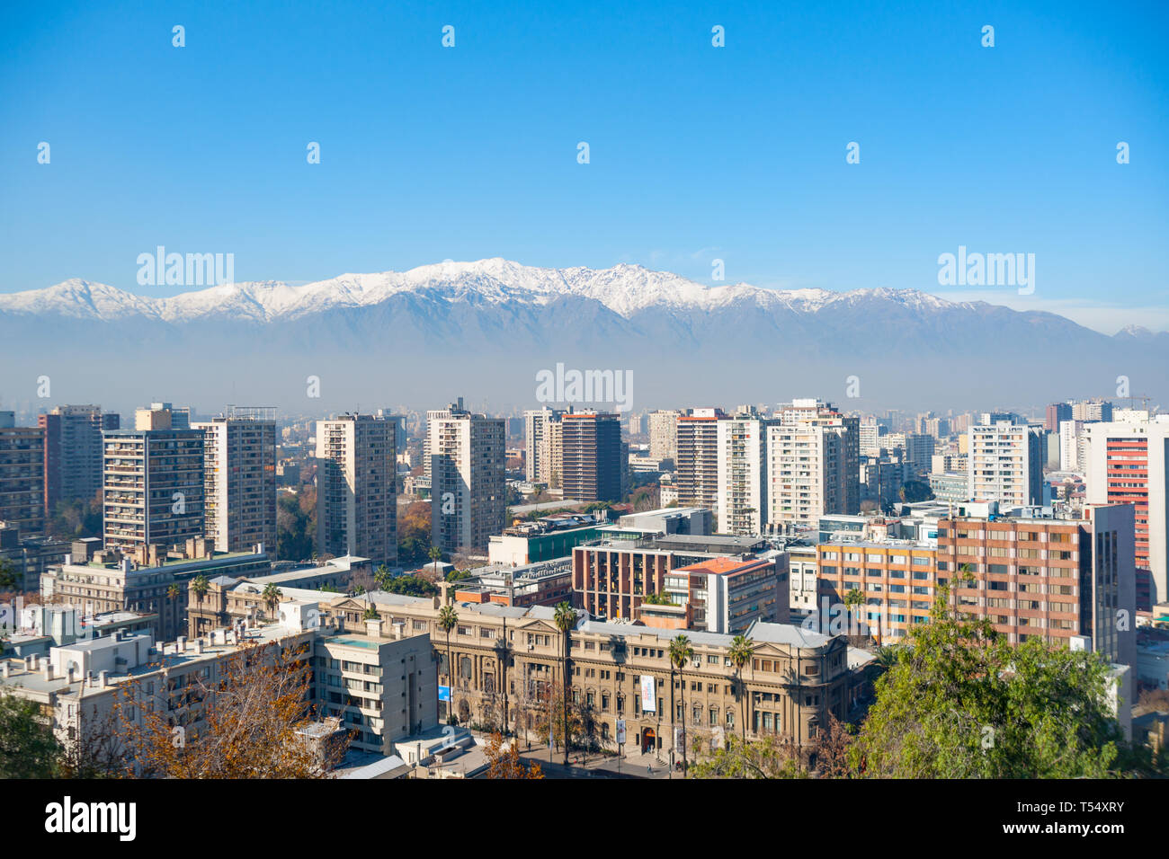 La ville moderne de Santiago au Chili, du point de vue surplombant le centre-ville centre commercial avec des sommets enneigés des Andes en arrière-plan. Banque D'Images