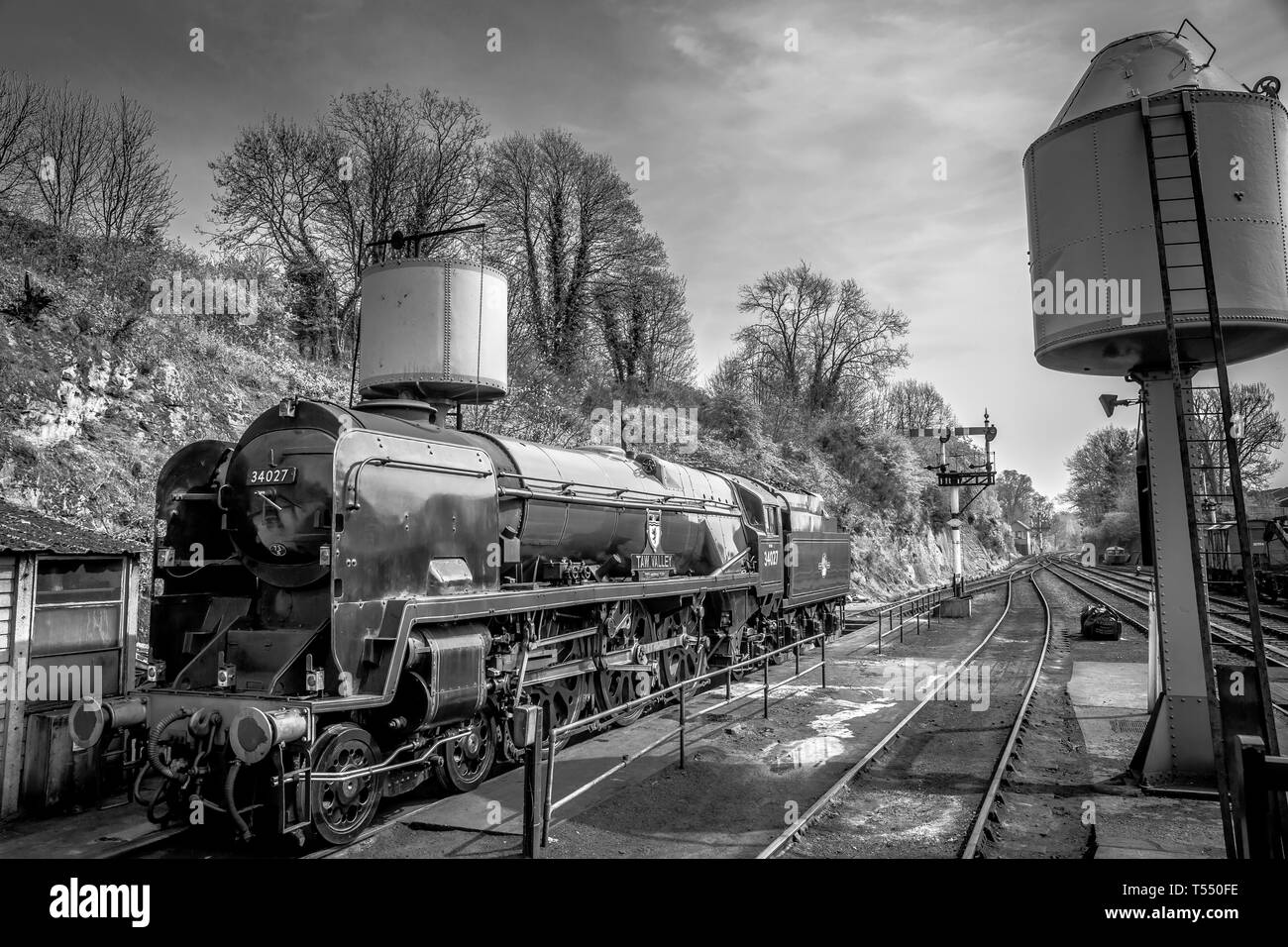 Noir et blanc, moody sur vintage UK locomotive à vapeur stationnaire dans les voies latérales à Severn Valley Railway station sur la ligne du patrimoine Bp 18, voie. Banque D'Images