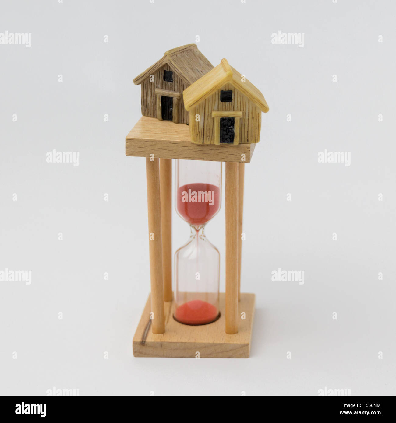 Concept d'investissement immobilier. Verre et sable miniature house Banque D'Images