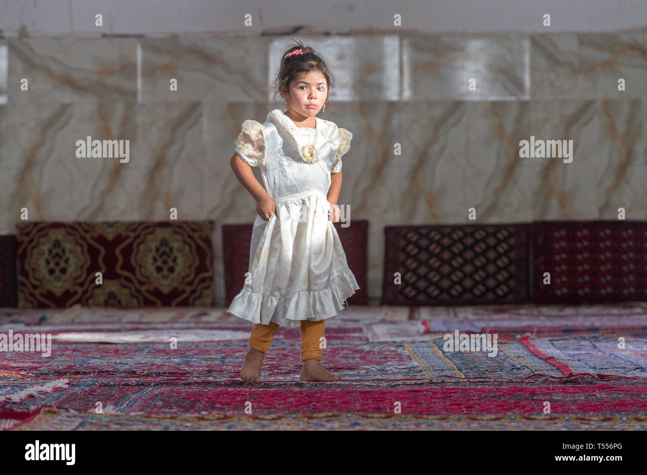 Jeune fille dans le sanctuaire de Bibi Doust, près de Zabol, Sistan et Baloutchistan, Iran Banque D'Images