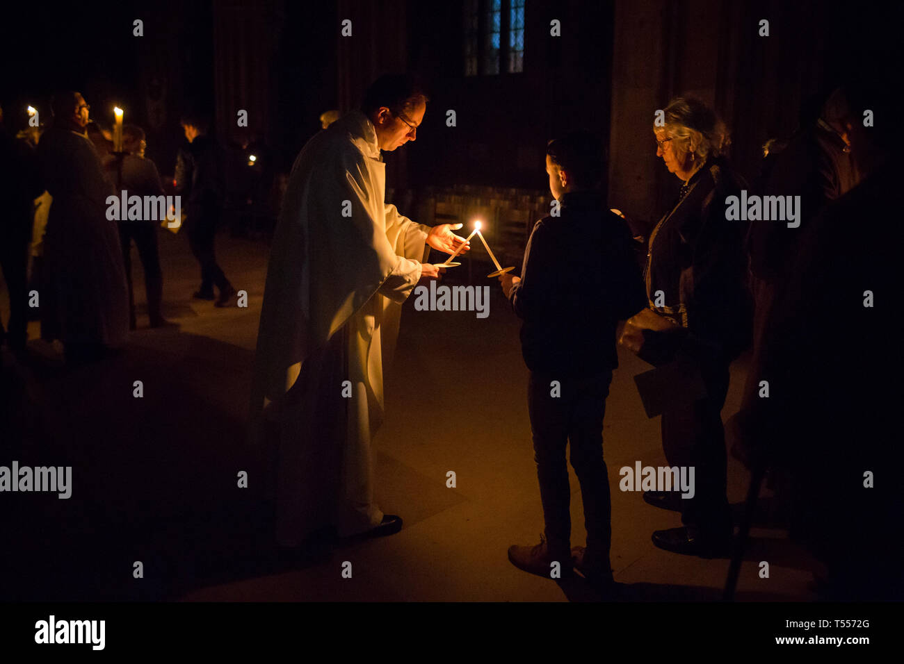 La veille de Pâques aux chandelles et Célébration Eucharistique à la Cathédrale de Lichfield, un service de 5h le dimanche de Pâques pour marquer la croyance chrétienne en la résurrection du Christ comme décrit dans le Nouveau Testament de la Bible. Banque D'Images