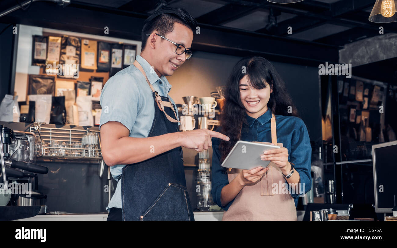 Serveur Barista Asie prendre commande de client dans un café, café propriétaire écrit verre commander au bar comptoir,Nourriture et boisson concept commercial,l'esprit de service Banque D'Images