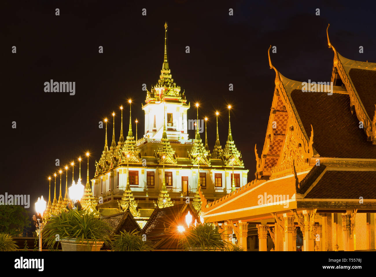 Vue sur le Chedi Loha Prasat (Temple de métal) dans le paysage de nuit. Bangkok, Thaïlande Banque D'Images