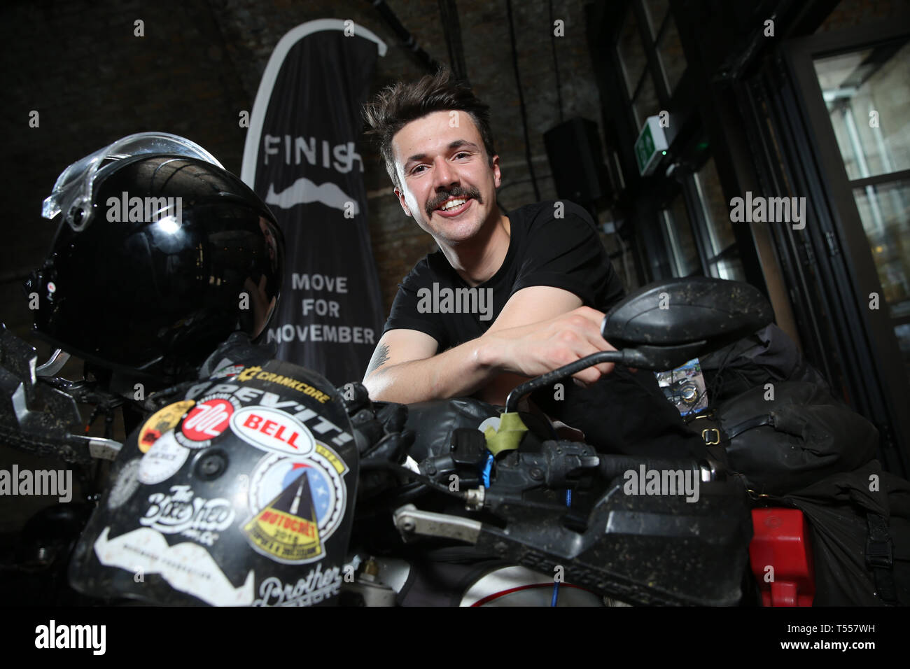 De 0001 sous embargo Lundi 22 avril Henry l'équipage qui est devenu le record Guinness pour la plus jeune personne à faire le tour du monde sur une moto. Henry, de Petersfield dans Surrey, a commencé son voyage en avril 2018 et a voyagé dans 35 pays et plus de 35 000 miles, la collecte de fonds pour la Fondation Movember. Banque D'Images
