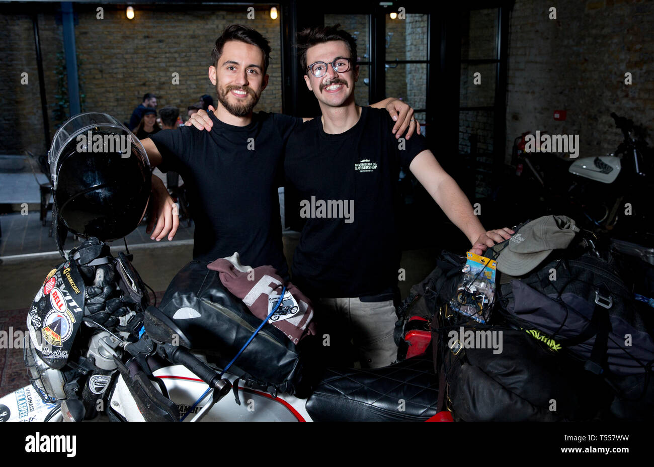 De 0001 sous embargo Lundi 22 avril Kane Avellano (à gauche), le précédent détenteur du record, et Henry de l'équipage qui a brisé le record mondial Guinness pour devenir la plus jeune personne à faire le tour du monde sur une moto. Henry, de Petersfield dans Surrey, a commencé son voyage en avril 2018 et a voyagé dans 35 pays et plus de 35 000 miles, la collecte de fonds pour la Fondation Movember. Banque D'Images