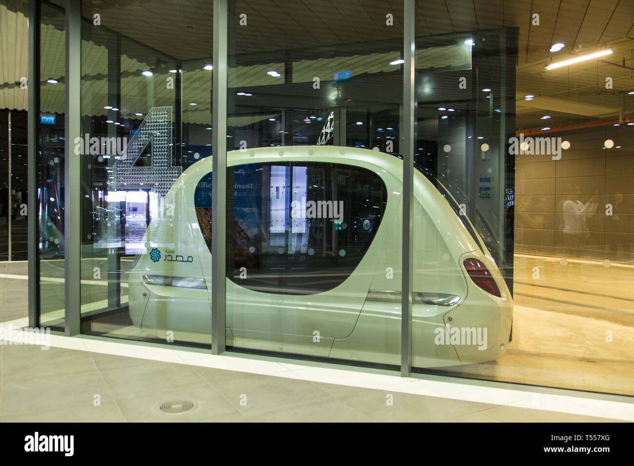 Émirats arabes unis, Abu Dhabi, Masdar City, sans conducteur de voiture à l'intérieur de l'Institut Masdar de la science et de la technologie Banque D'Images