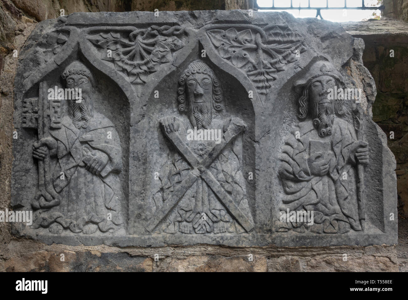 Les Weepers, figures sur un tombeau dans l'abbaye de Jerpoint, une abbaye cistercienne, Thomastown, County Kilkenny, Irlande. Banque D'Images