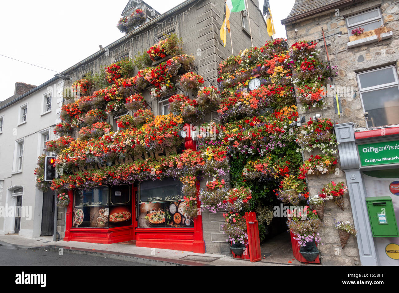 L'étonnant couvert de fleurs Jardin Graig restaurant sur Main Street, Blackpool, comté de Kilkenny, Irlande. Banque D'Images