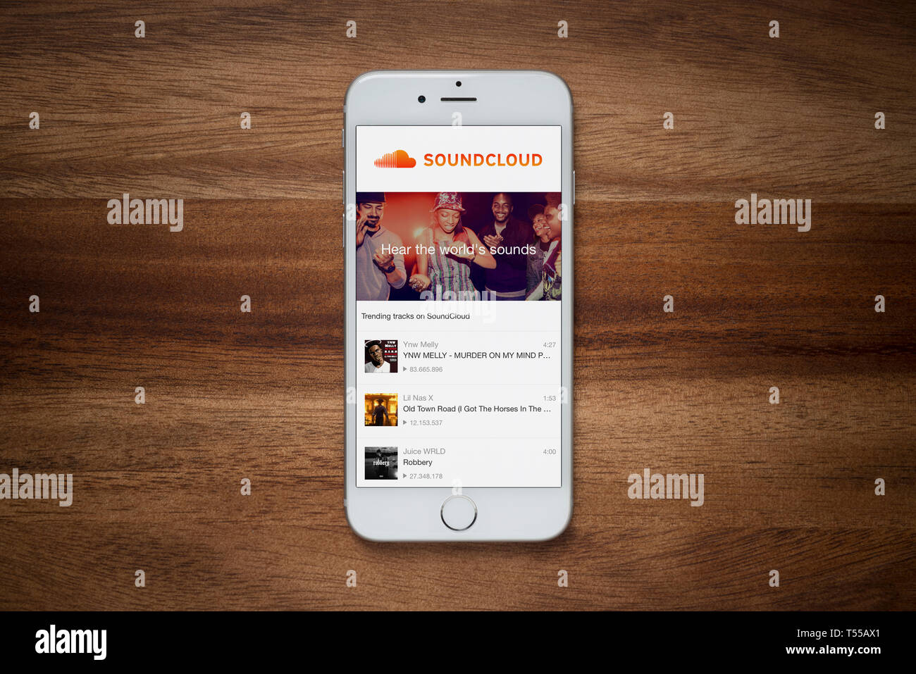 Un Iphone Montrant Le Site Web Soundcloud Repose Sur Une Table En Bois Brut Usage Editorial Uniquement Photo Stock Alamy