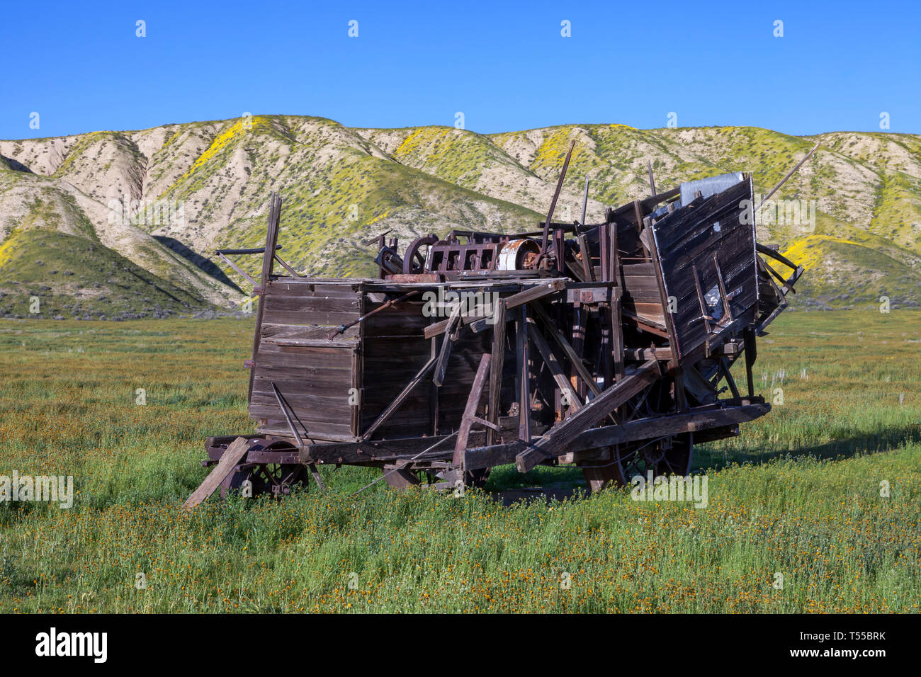 Les vestiges d'une d'une moissonneuse-batteuse fournit des preuves de la plaine de Carrizo agricutural du passé. Banque D'Images