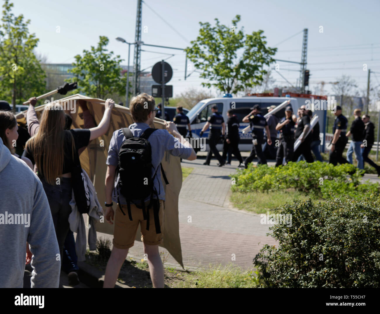 Ingelheim am Rhein, Allemagne. Apr 20, 2019. Contre-manifestants crier au petit groupe de manifestants de droite qui sont escortés par la police à leur rassemblement. Autour de 2 000 manifestants ont protesté à Ingelheim contre une marche organisée par le parti de droite 'Die Rechte' (droite). Les haut-parleurs à l'rallyes plainte contre le politique du gouvernement allemand et de la promotion du vote pour Die Rechte' dans la prochaine élection européenne. La marche a été toutefois organisé le anniversaire d'Adolf Hitler. Crédit : Michael Debets/Pacific Press/Alamy Live News Banque D'Images