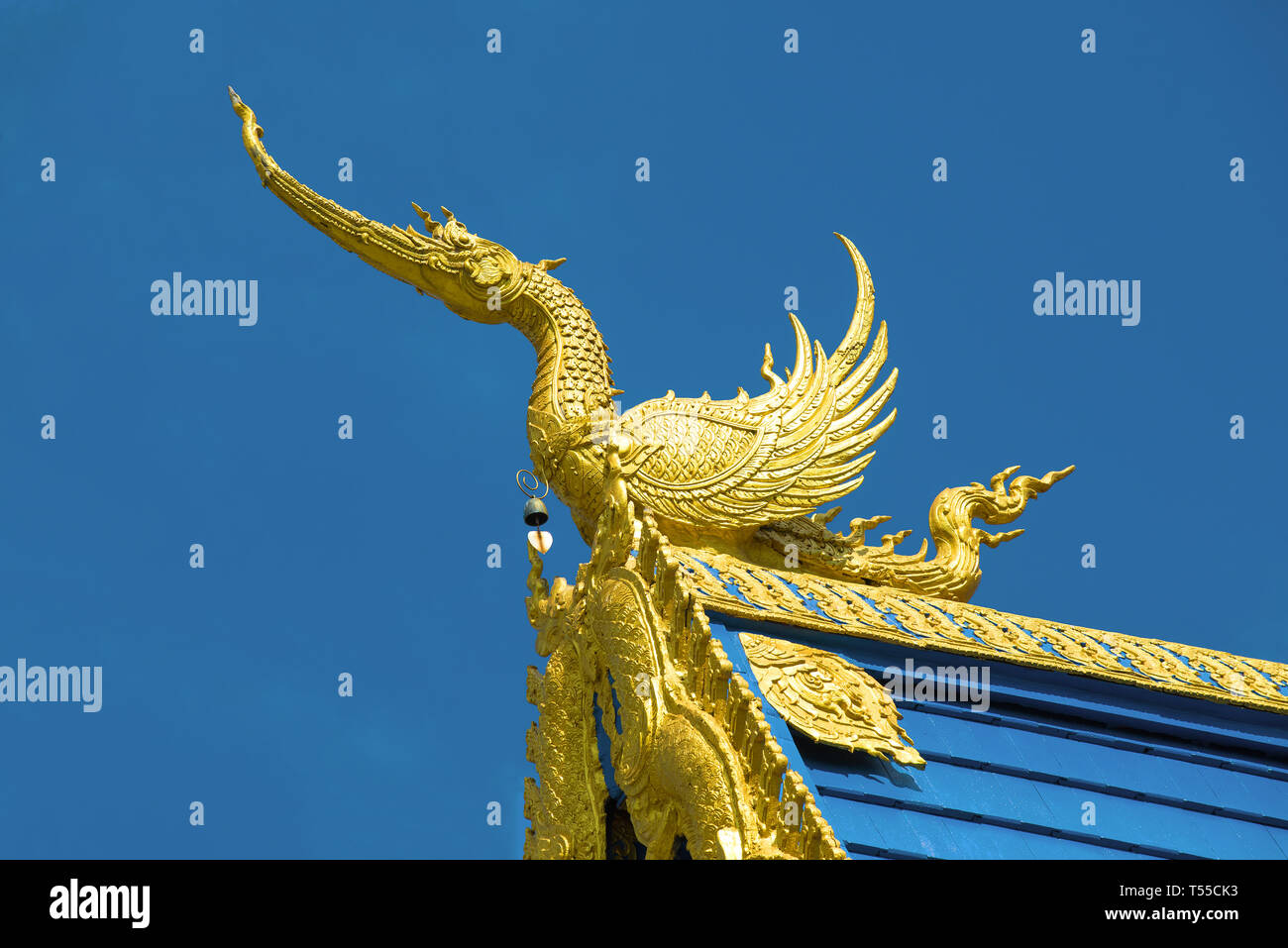Le mythique dragon sur le toit de l'blue temple (Wat Rong Sear Tean) lors d'une journée ensoleillée. Chiang Rai, Thaïlande Banque D'Images