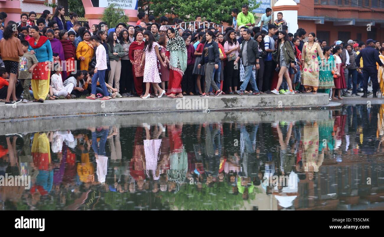 Katmandou, Népal. Apr 20, 2019. Les gens se rassemblent pour participer à la célébration de 'traditionnels' Gahana Khojne Jatra festival à Gahana Pokhari (Jewel-Pond Handigaon à) à Katmandou. Ils portent le char de déesse Tundaldevi sur leurs épaules et la recherche de ses bijoux perdu dans l'étang. Folklores décrire en longueur l'histoire de quatre sœurs déesse et comment l'un d'eux a perdu ses bijoux. Le festival est censé avoir démarré à partir de la période de l'histoire Lichchhavi népalais. Credit : Archana Shrestha/Pacific Press/Alamy Live News Banque D'Images