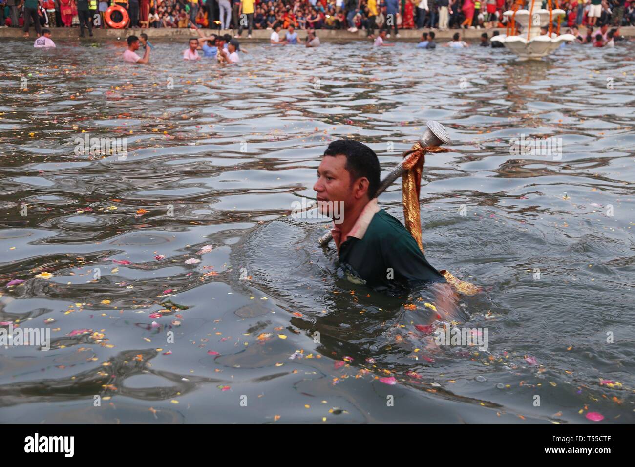 Katmandou, Népal. Apr 20, 2019. Un homme participe à la célébration du traditionnel 'Khojne Gahana Jatra' Festival à Gahana Pokhari (Jewel-Pond Handigaon à) à Katmandou. Ils portent le char de déesse Tundaldevi sur leurs épaules et la recherche de ses bijoux perdu dans l'étang. Folklores décrire en longueur l'histoire de quatre sœurs déesse et comment l'un d'eux a perdu ses bijoux. Le festival est censé avoir démarré à partir de la période de l'histoire Lichchhavi népalais. Credit : Archana Shrestha/Pacific Press/Alamy Live News Banque D'Images