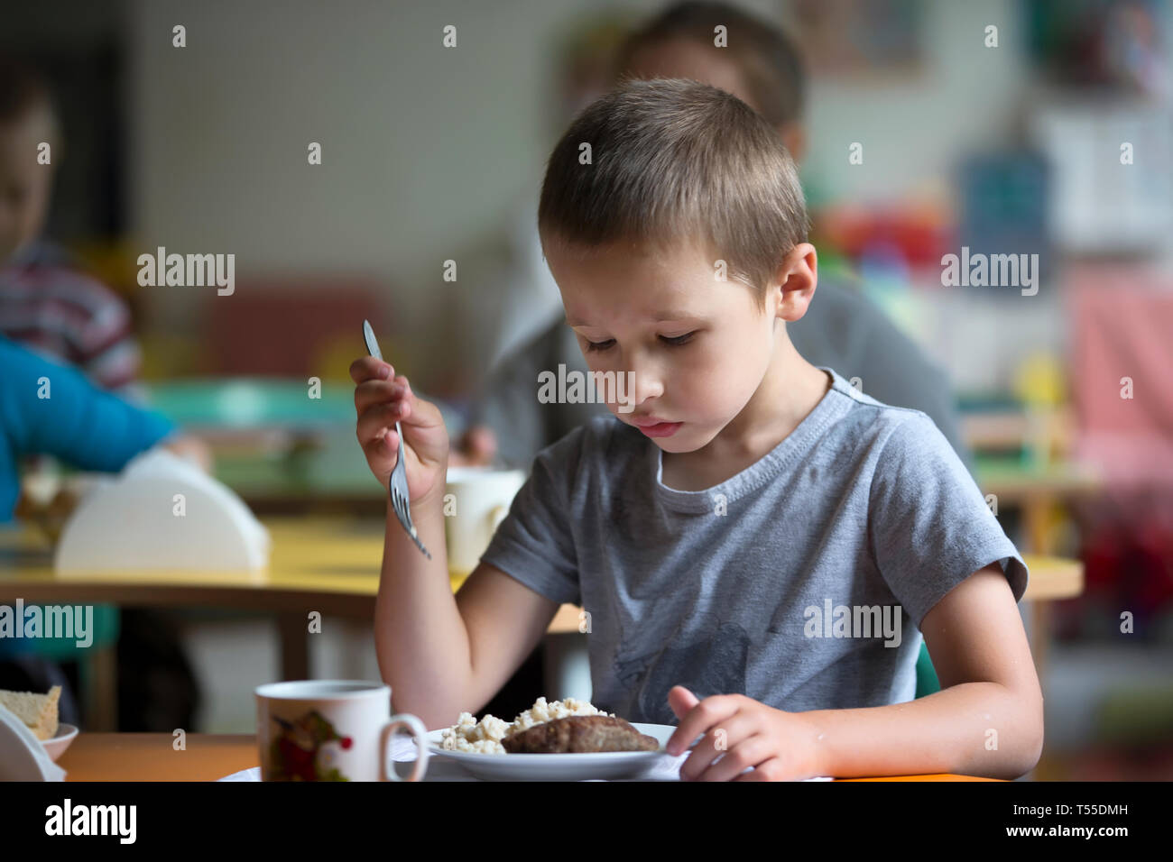 Garçon enfant ne veut pas manger. Mauvais appétit. Manger à l'école maternelle Banque D'Images