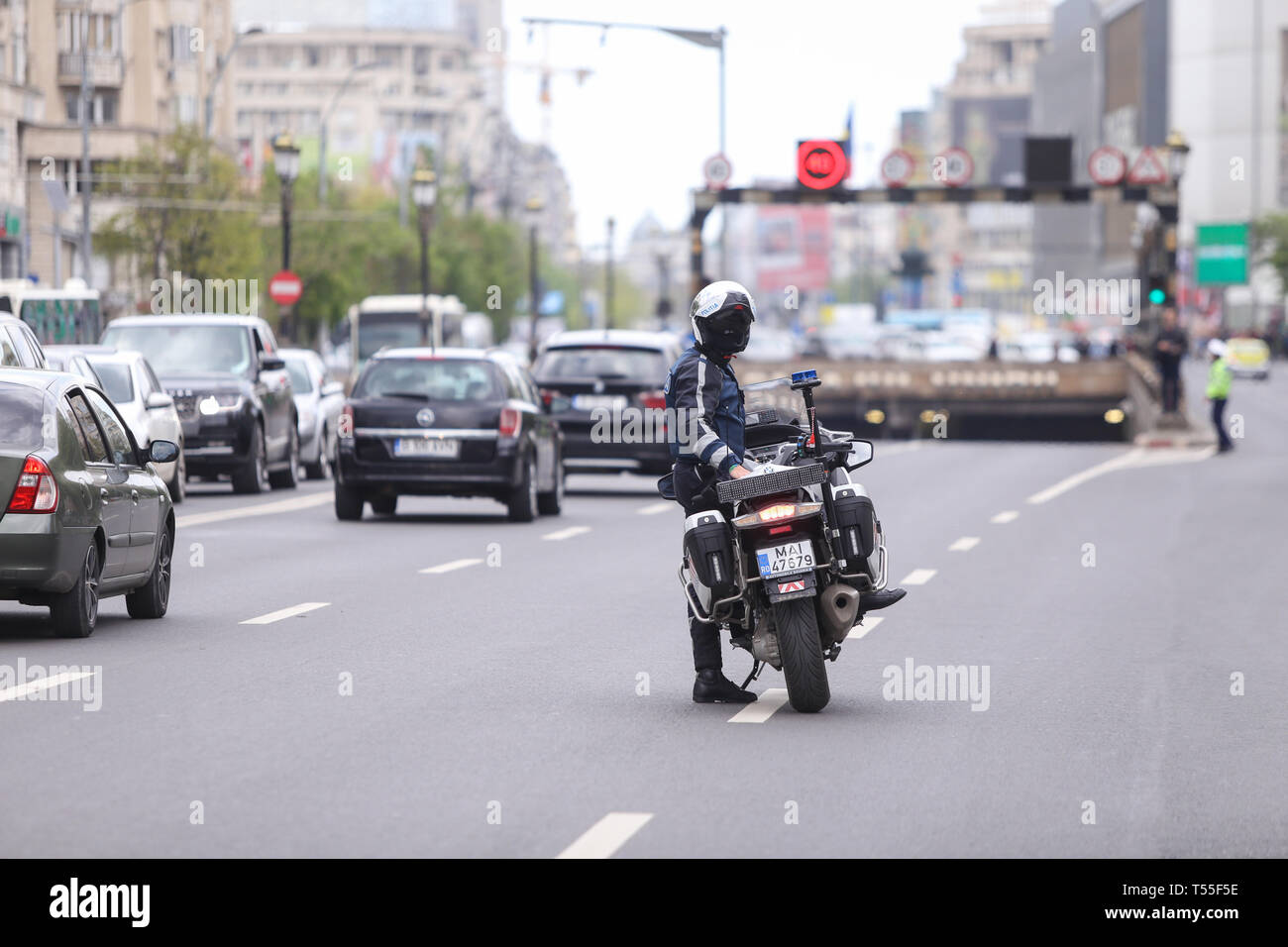 Bucarest, Roumanie - 21 Avril 2019 : agent de police à cheval une moto BMW dans la circulation de la ville de Bucarest Banque D'Images