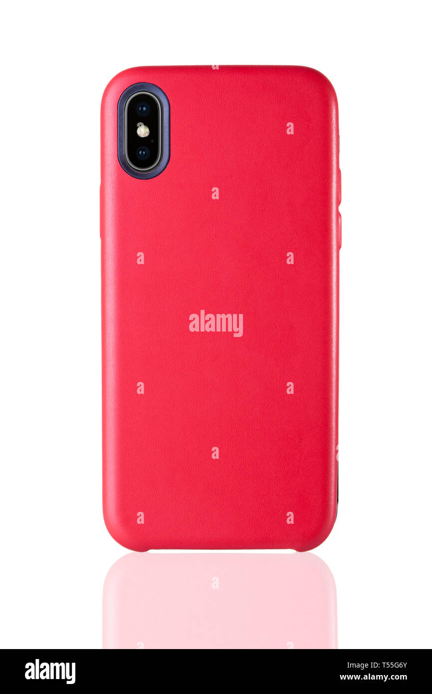 Étui en cuir de téléphone rouge sur blanc fond isolé, classic design accessoires. Banque D'Images