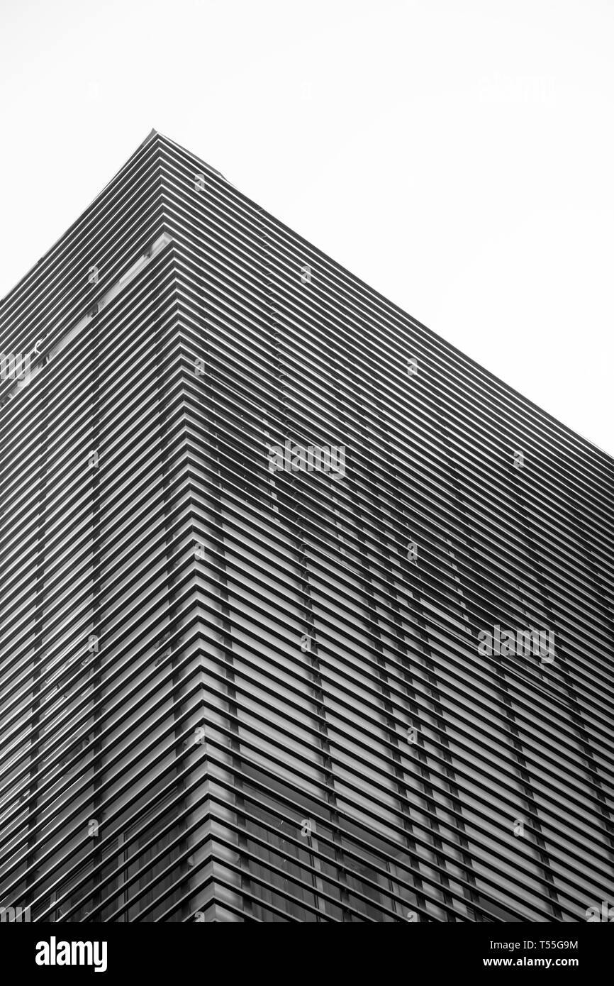 Bâtiment moderne monde - pyramide à travers les barreaux, noir et blanc. Banque D'Images