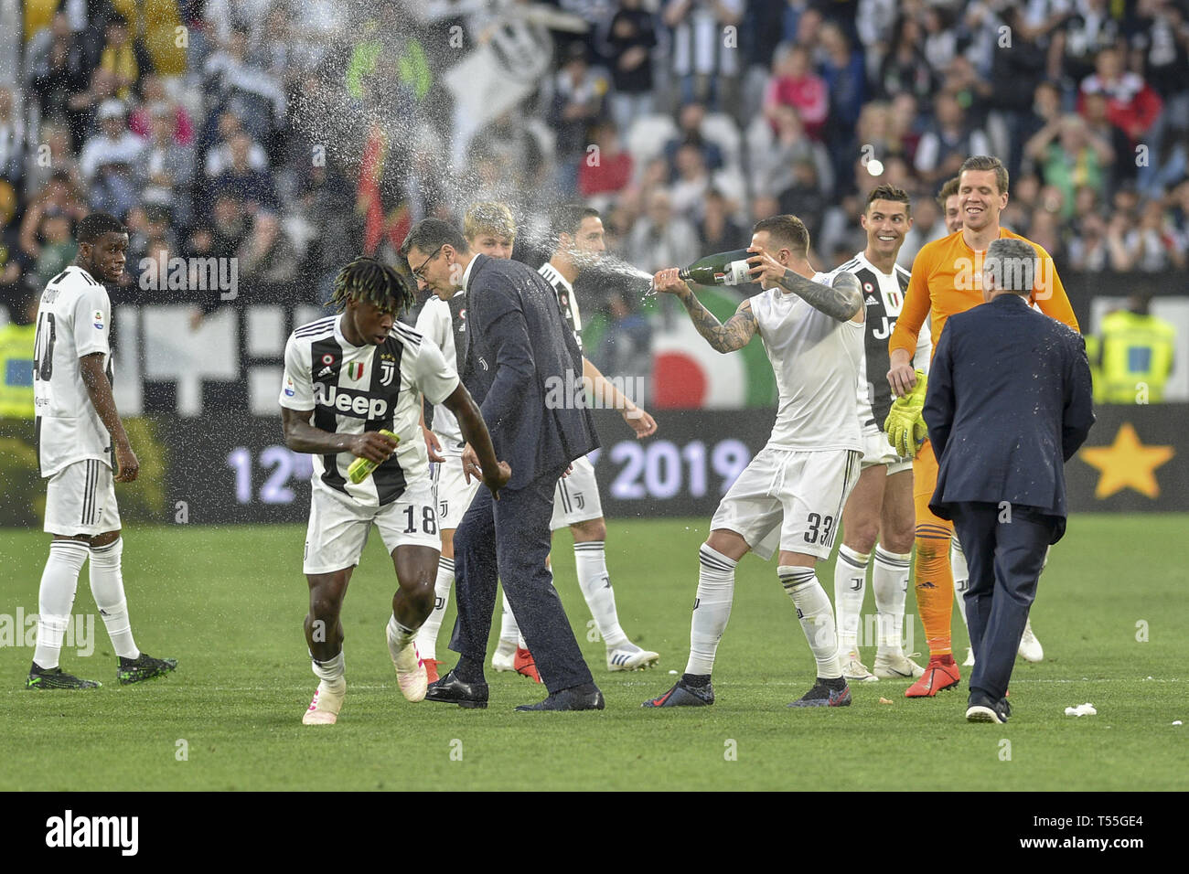 Turin, Italie. Apr 20, 2019. La Juventus célébrer après sa 8e l'Italien 2018/19 cudetto «' championnats de Serie A, après avoir gagné le match de football Serie A italienne vs Juventus Fiorentina de Allianz Stadium Turin, Turin, 20/04/2019 Credit : Antonio Polia/Pacific Press/Alamy Live News Banque D'Images